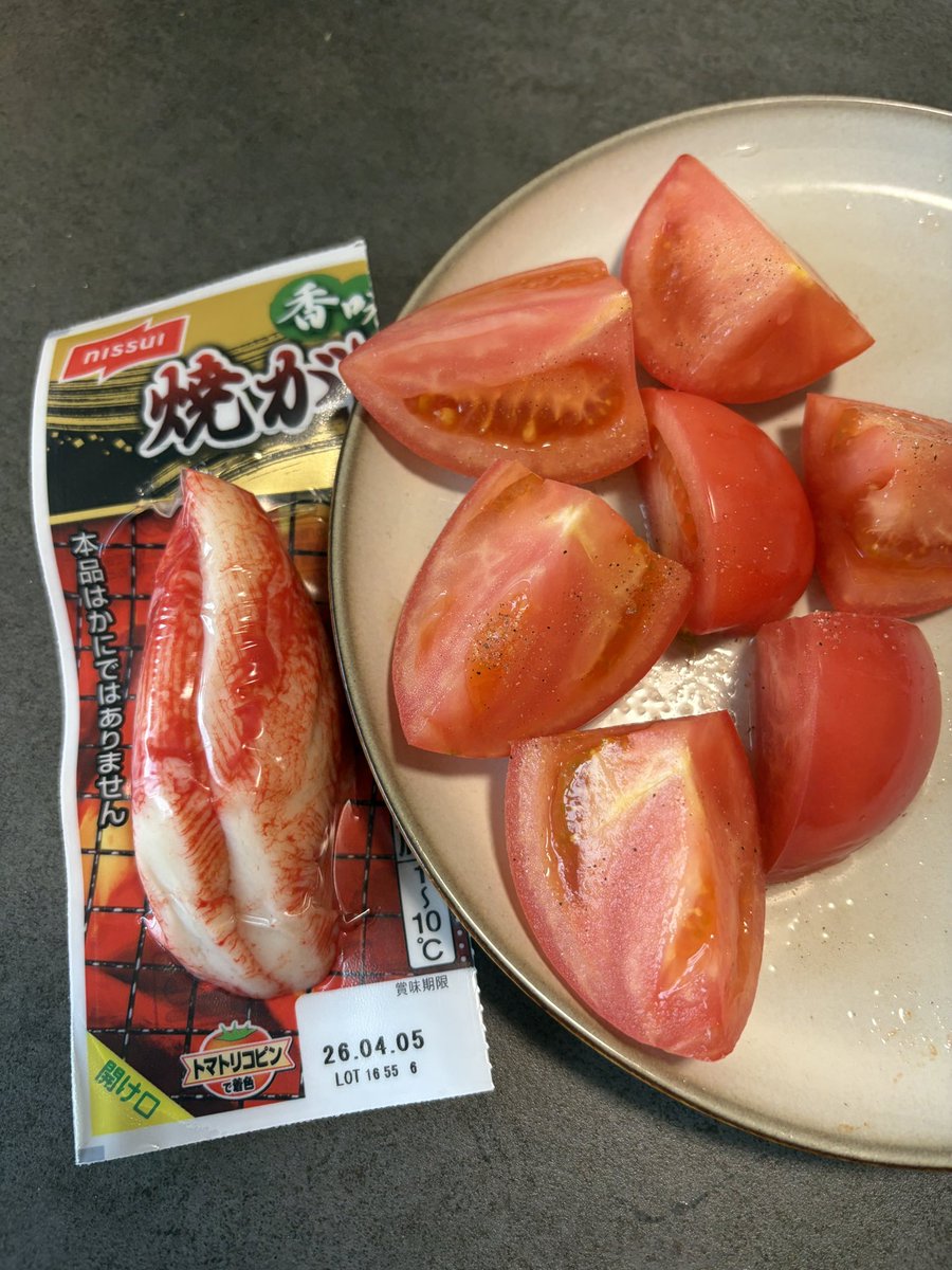 9_manatee_6's tweet photo. 朝：カニカマ、冷やしトマト
昼：カニカマ、昨日の残り鍋
夜：昨日の残り鍋、4枚目のお菓子たち（今日はバレンタインだからね💖）
間食：友達からもらったマフィン

ちなみに今年のバレンタインは何も作りませんでした🍫💦
来年こそは、、

#バレンタイン https://t.co/wp7KYZkvAM