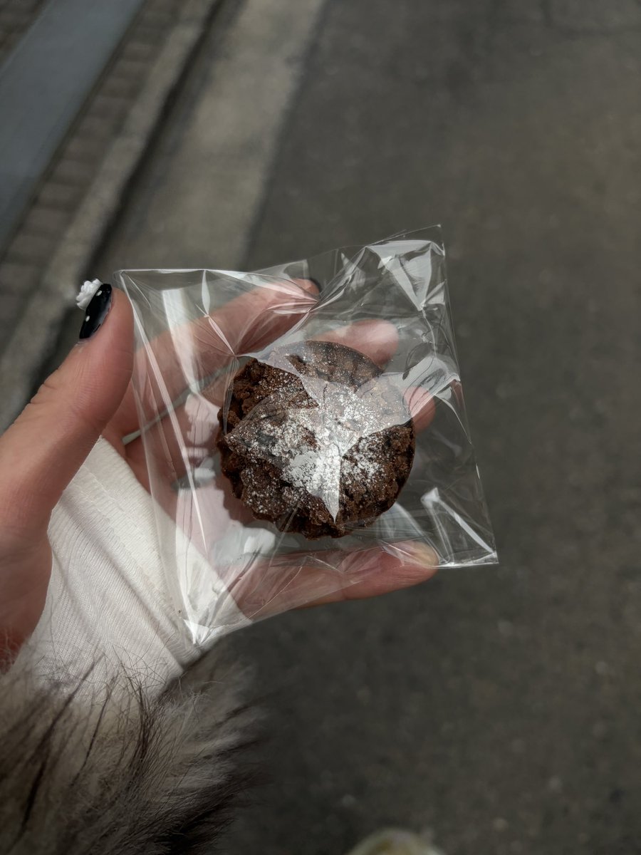 9_manatee_6's tweet photo. 朝：カニカマ、冷やしトマト
昼：カニカマ、昨日の残り鍋
夜：昨日の残り鍋、4枚目のお菓子たち（今日はバレンタインだからね💖）
間食：友達からもらったマフィン

ちなみに今年のバレンタインは何も作りませんでした🍫💦
来年こそは、、

#バレンタイン https://t.co/wp7KYZkvAM