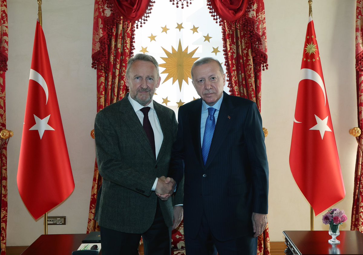 Cumhurbaşkanımız <a href="/RTErdogan/">Recep Tayyip Erdoğan</a>, Bosna Hersek Başkanlık Konseyi eski üyesi Bakir İzzetbegoviç'i Cumhurbaşkanlığı Dolmabahçe Çalışma Ofisi'nde kabul etti.