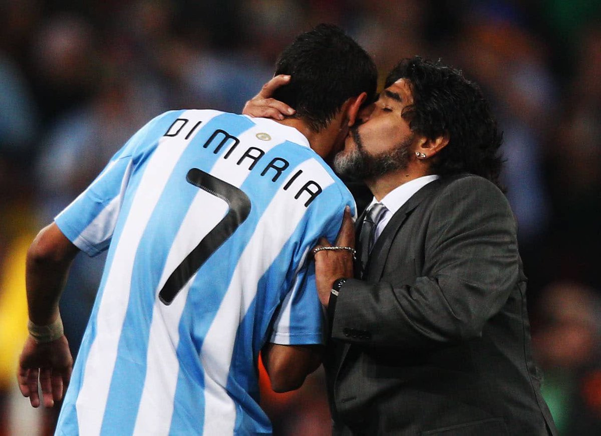 ‘Mientras más lo puteen, más va a jugar’ cuánta razón tenía el Diego. 
D10S había elegido a su Ángel en la tierra.