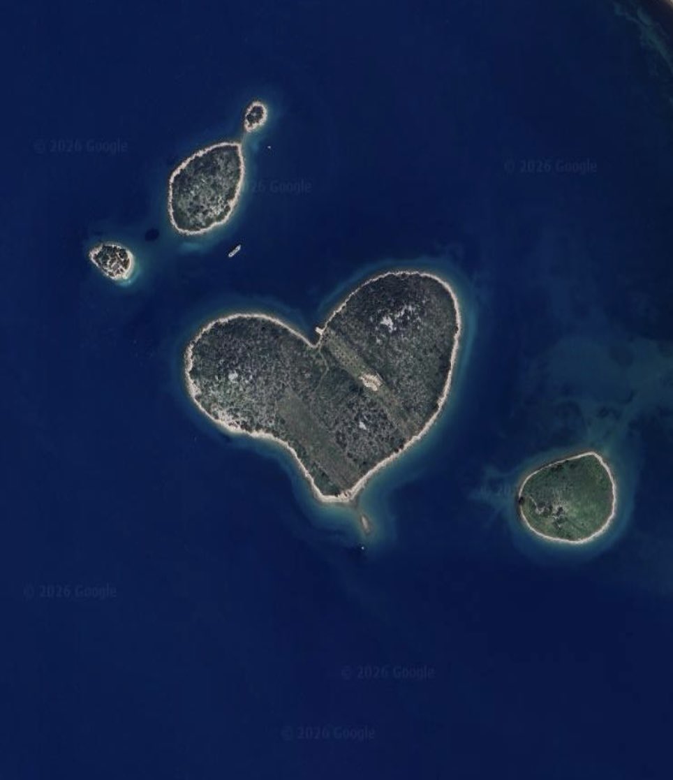 IntoGeo's tweet image. Since today is Valentine’s Day, check out this heart-shaped island, located just off Croatia’s mainland in the Adriatic Sea. Named Galešnjak (aka “Lover’s Island”), Napoleon’s cartographer first recorded its unique shape in 1806. It also has three known Illyrian burial mounds.