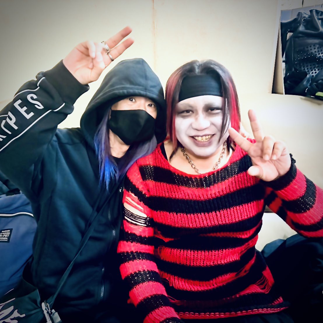 今日は1日お付き合いありがとうございました。最近ちとつらい事があったりしたんだけどおかげで吹っ飛んだよ。仲間てありがたい。ラスト飛び入り一曲歌わせていただきました。改めてSAMMYちゃんBATSおめでとうございます。本日RED TAIL CATで叩いていたChun-jiとパシャリ。