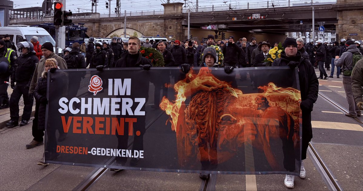 Dresden: Der zentrale Gedenkmarsch an die Bombenopfer hat begonnen! 🕯️ 

Mit weit über tausend Teilnehmern beginnt das diesjährige Gedenken an die Dresdner Bombentoten. Motto: Im Schmerz vereint!

COMPACT: Folgt uns für Nachrichten, Videos und Informationen 👉