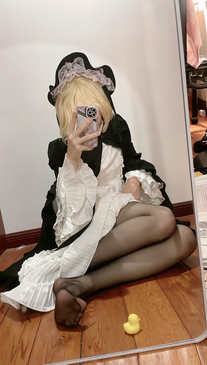 #男娘 #男の娘 #伪娘 #cosplay 
月亮在二月里悄悄
爬上了你我的信誓的拱桥
梦里你走近我的夜窗
带来几只打湿的纸燕