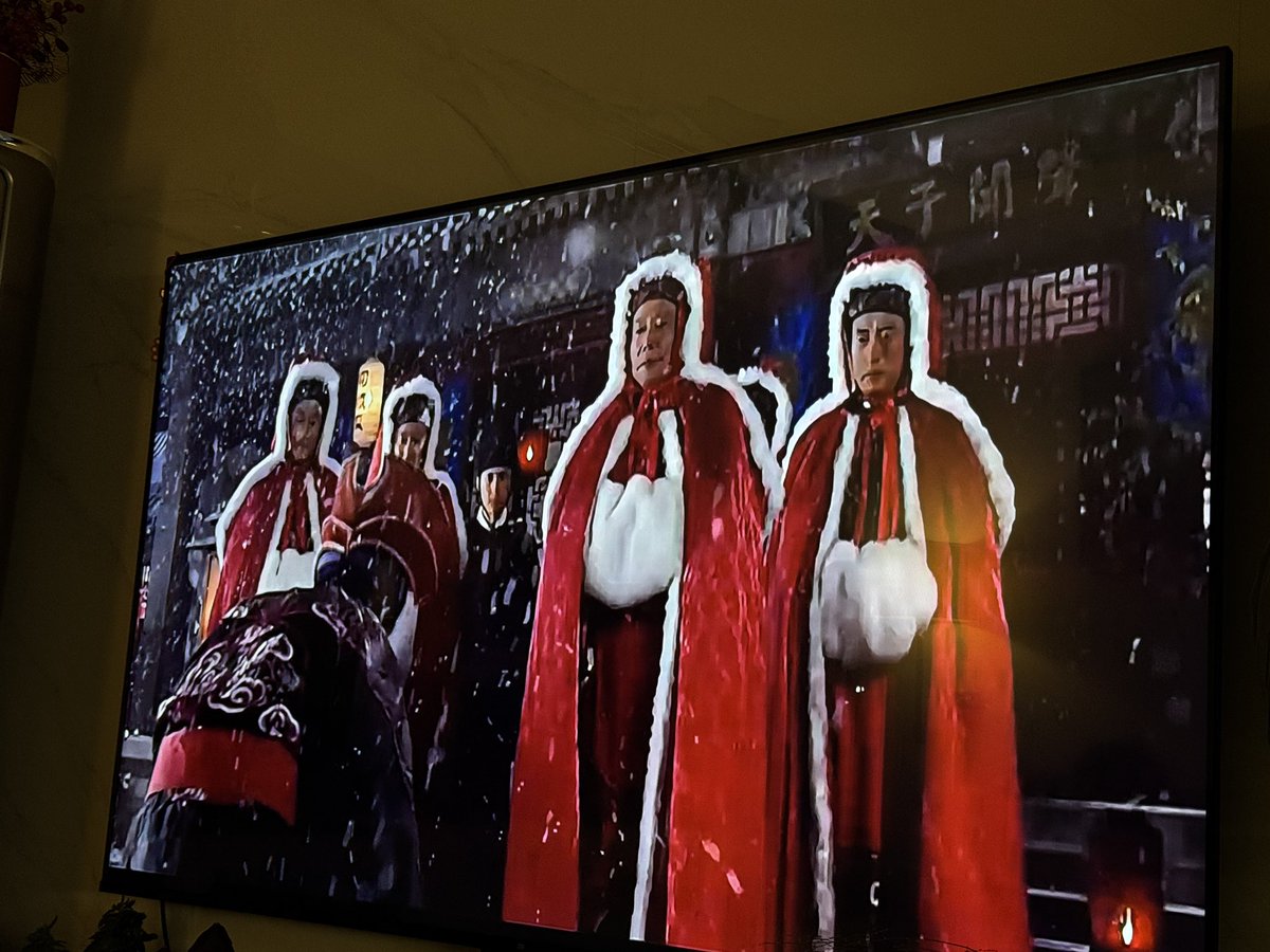 今天情人节
适合在被窝看《四个圣诞老人1566》