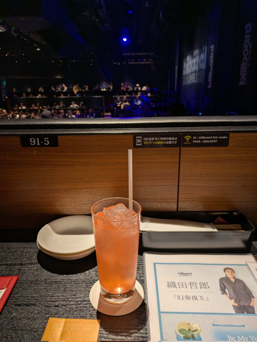 m6aaa18ya's tweet photo. 大変憧れの尊敬してやまない織田哲郎さんのビルボードライブ「幻奏夜Ⅹ」にて、今年も譜面制作のお手伝いをさせていただき、ライブにご招待を賜りました！🙇‍♀️✨️💐　
織田さんの温かくて美しい心に染みる大変素晴らしい音楽と歌声と圧巻の演奏で、本当に幸せな感動的な最高のライブでした！❣😆✨️ https://t.co/eiRx51vrxq
