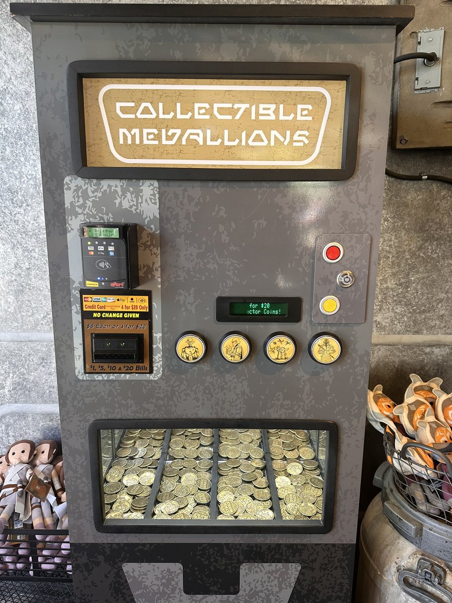 スターウォーズ トレーディングポスト内にメダルのマシンがあります