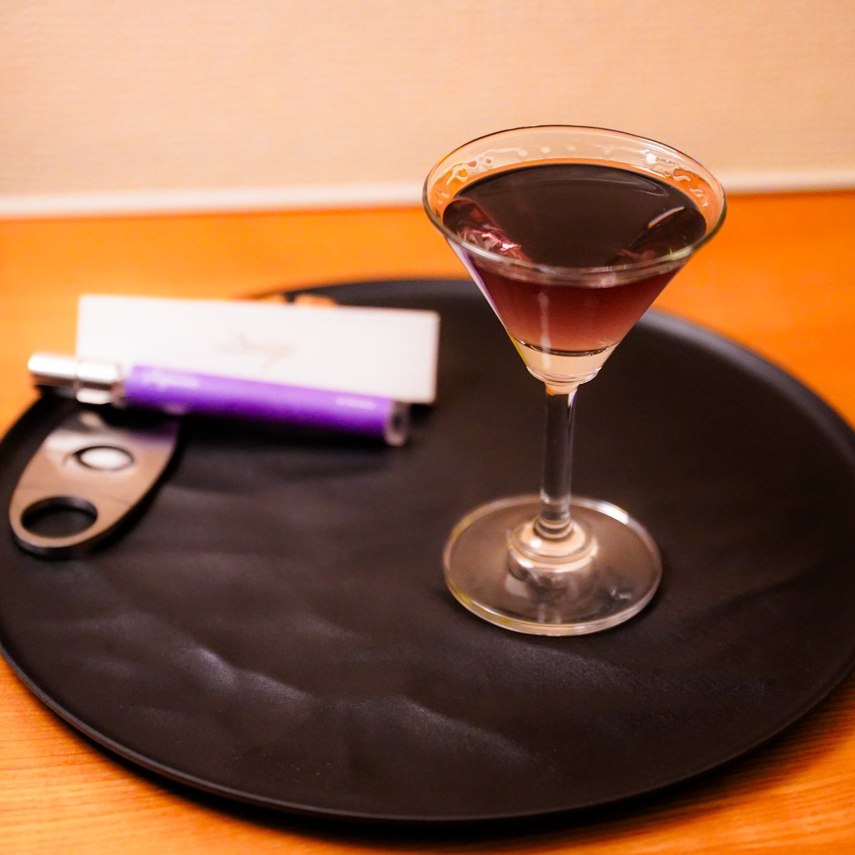 cube10's tweet photo. ■ Celebration recipe ■
【Lán-fù Martini】
-------------
・キュロ ダークジン（もしくは各種樽熟成ジン） 30ml
・ドライベルモット 10ml
・パルフェタムール 20ml
・ブルーキュラソー 1dash(1ml)
-------------
各材料に氷を加えてステア

#きいさまきいて
#綺沙良3Dお披露目 https://t.co/yKVx6NRkrA
