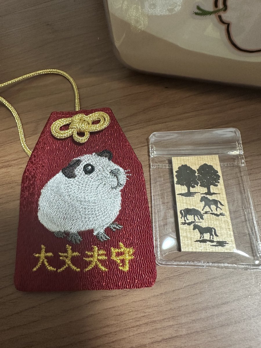honey_scon's tweet photo. ローデンツの戦利品🙌

先日のチャリティー守りを入れたくて購入した大丈夫守はジャストサイズ過ぎた😳
すずきちゃんくじはありがたいことにA賞が当たったのでめっちゃカッコイイTシャツ選びました〜(右は去年ヘビロテした宇宙チラT)
しばこさんからお菓子頂きました😭感謝です…！

#ローデンツ東京 https://t.co/1EVRiKyytc