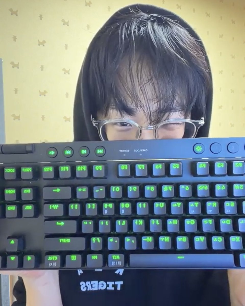 키보드 자랑하는데 잊지않은 윙크    그리고    좆경