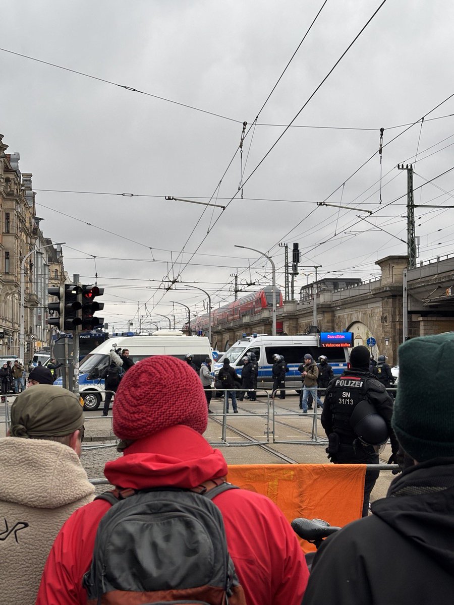 hopedresden's tweet photo. 1443 danke, dass ihr hier seid! Nazis gehören nicht unkommentiert! Alerta! #dd1402 #dresden #nonzs #dresdenwiedersetzen https://t.co/3MvLrAlUCR