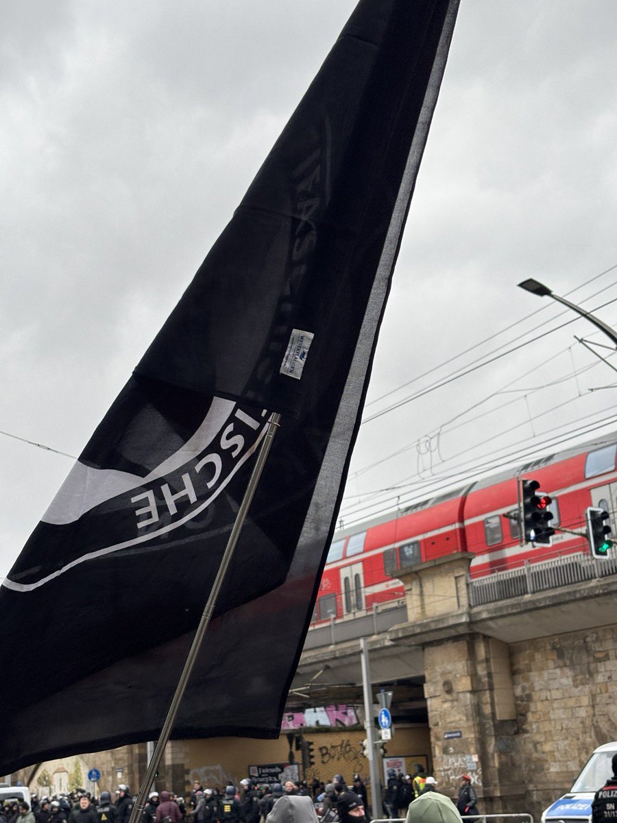 hopedresden's tweet photo. 1443 danke, dass ihr hier seid! Nazis gehören nicht unkommentiert! Alerta! #dd1402 #dresden #nonzs #dresdenwiedersetzen https://t.co/3MvLrAlUCR