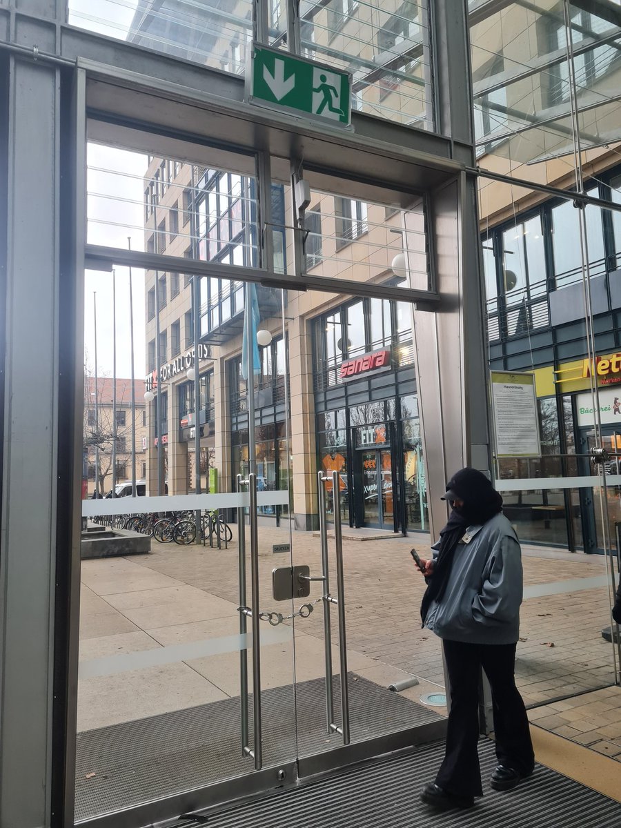 SusA_lt's tweet photo. #dd1402

@PolizeiSachsen verriegelt im WTC Fluchtwege mit Handschellen

Fluchtwege! https://t.co/YslxmdDQ9G