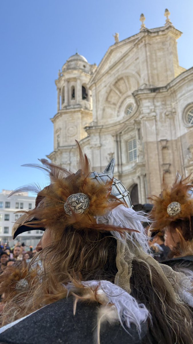 Tras la primera parte de la Batalla de Coplas en Catedral, volamos hacia el tablao del Mercado (zona La Marina) 🦅

#AVolar #CoroDeLaIsla #ElReinoDeLosCielos