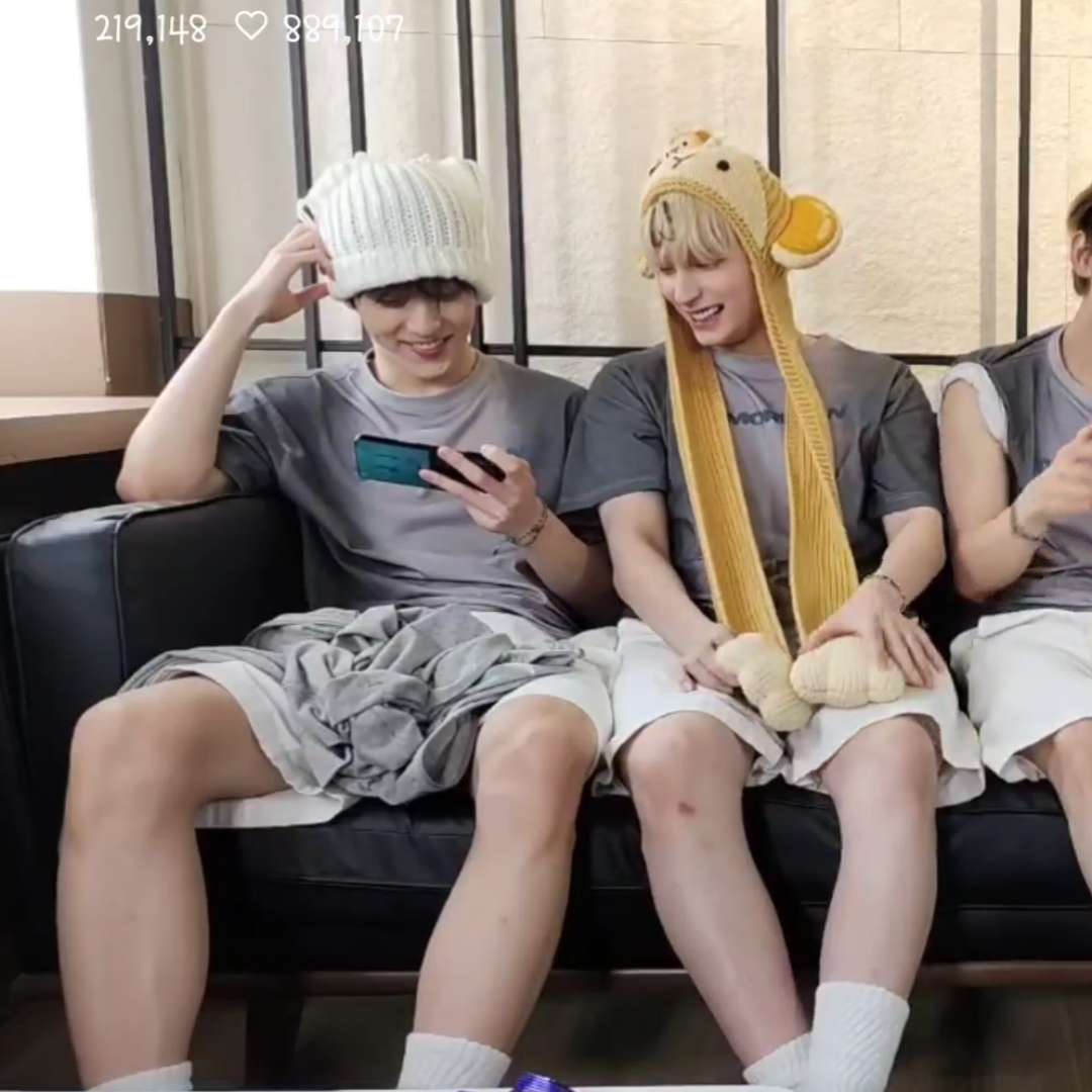 연상이 보고있길래 당연히 연상 폰인 줄 알았는데
연하 폰이었어ㅋㅋㅋㅋㅋㅋㅋㅋㅋㅋㅋㅋ