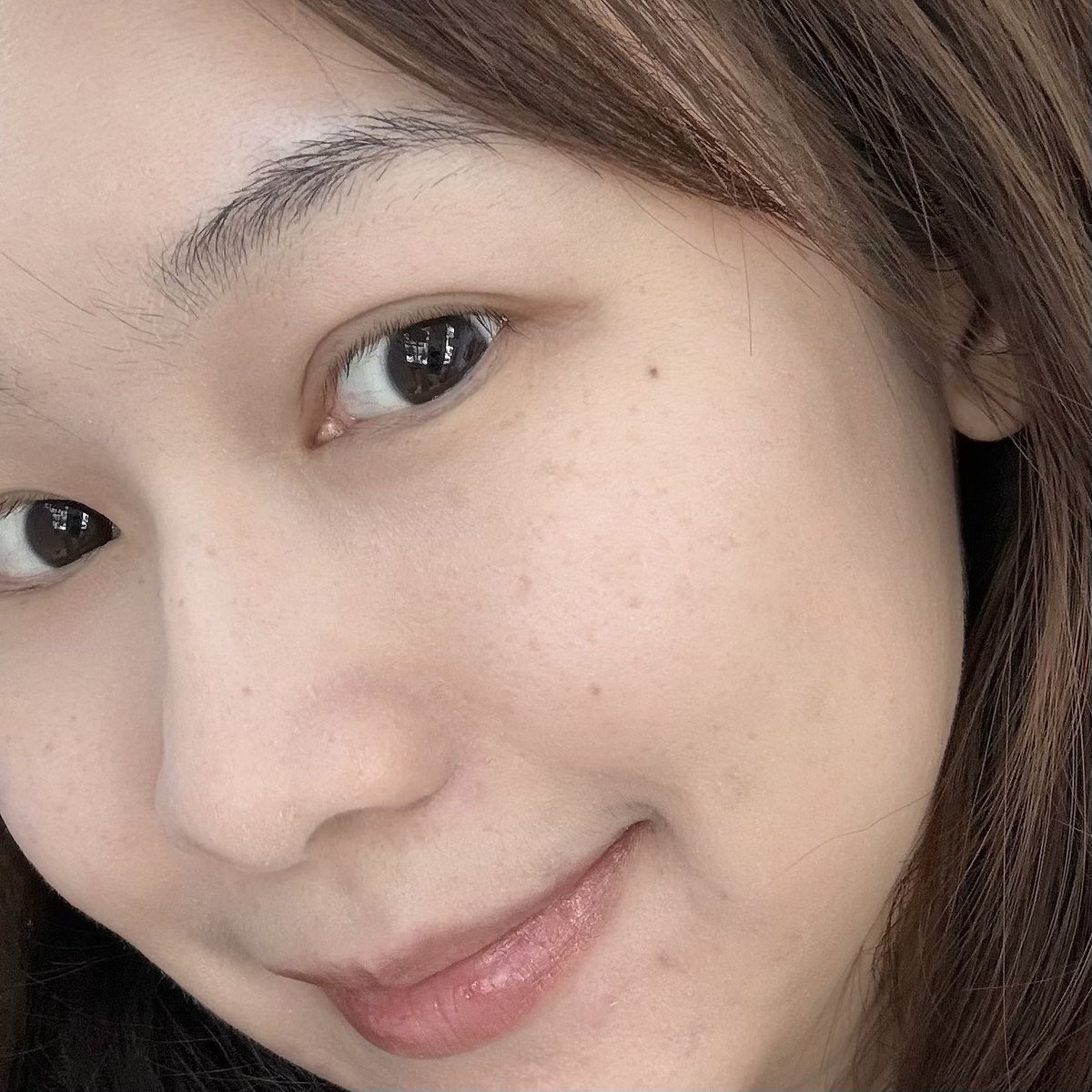 วันไหนไม่อยากแต่งหน้ากันแดดตัวนี้ตัวเดียวจบจริง ! กันแดด her hyness มาชเมลโล่ว รุ่นใหม่

เนื้อทินท์ ทาแล้วผิวสว่างขึ้นแต่ไม่วอก แถมยังช่วยเบลอผิวที่สำคัญนี่ชอบมากเพราะทาแล้วเบามากไม่มันไม่เยิ้มเลย รุ่นนี้เค้าบอกว่ามีฟิล์มที่ช่วยป้องกันฝุ่น ลดการเกาะของฝุ่นด้วย SPF50+ PA++++