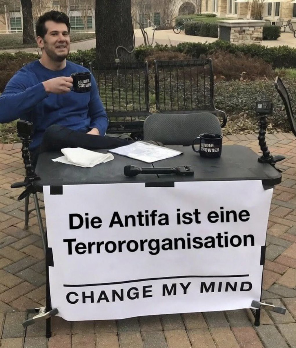 Die Antifa ist nicht "antifaschistisch". Im Gegenteil, sie ist eine menschenverachtende Terror-Organisation.

Ändert eure Denkweise.