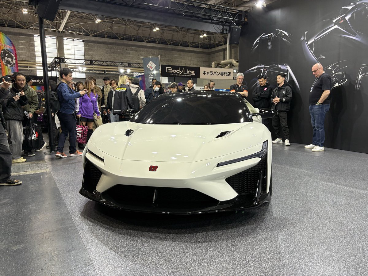 ITALDESIGNの人とLIBERTY WALKの 人が国際交流してて和んだ☺️