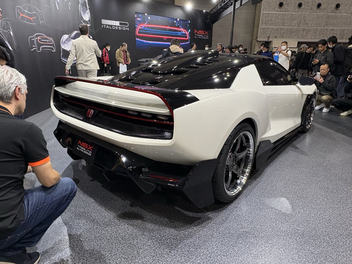 ITALDESIGNの人とLIBERTY WALKの 人が国際交流してて和んだ☺️