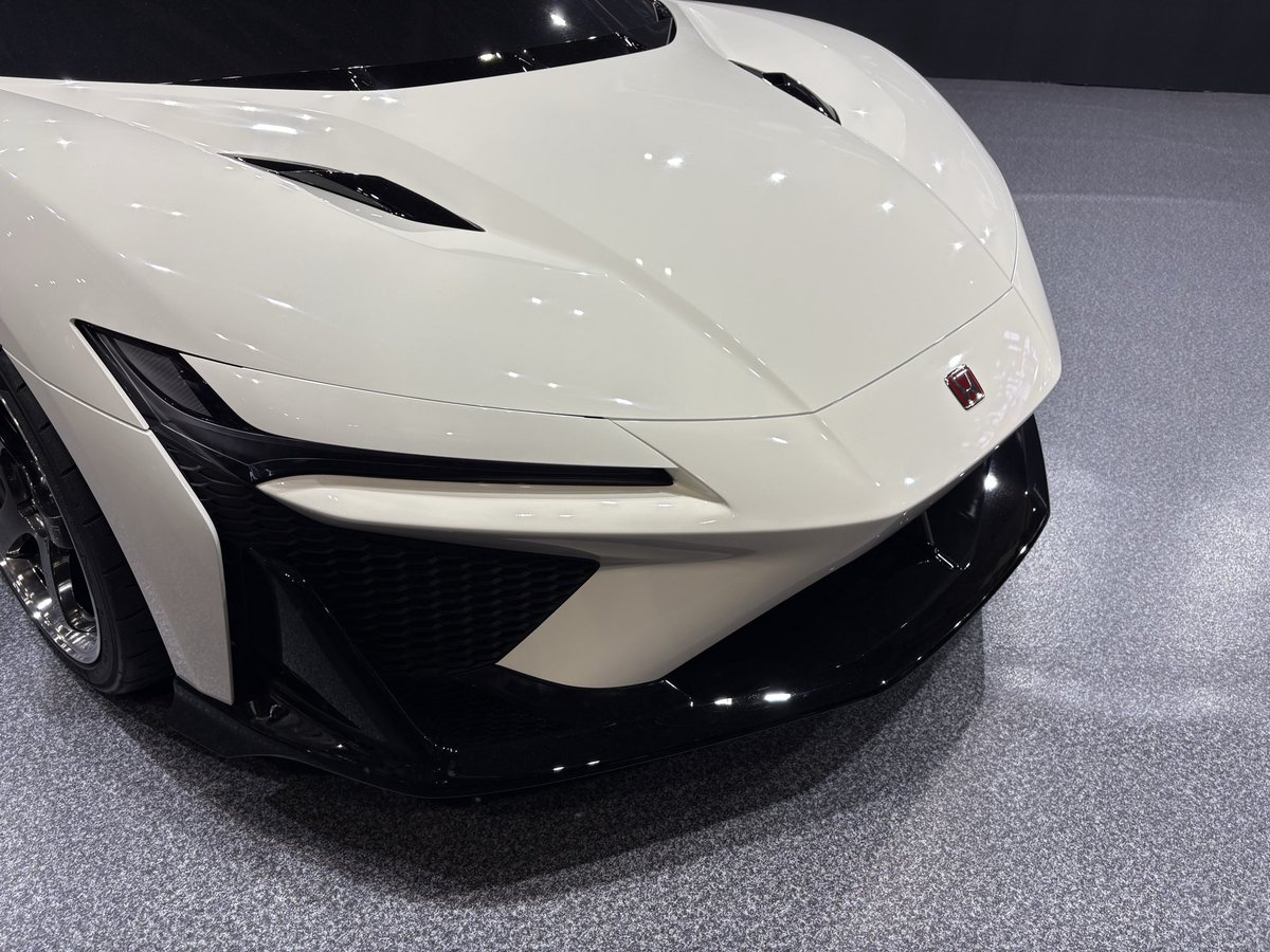 ITALDESIGNの人とLIBERTY WALKの 人が国際交流してて和んだ☺️