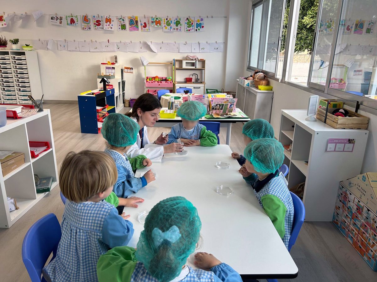 fihguv's tweet photo. 🔬 Con motivo del #DíaDeLaMujerYLaNiñaEnLaCiencia, nuestras compañeras Carla Sánchez y Sarai Tomás visitaron el Colegio Santa María Marianistas de Alboraya para acercar la ciencia a las aulas. 
Con experimentos de purpurina, el alumnado de 4 años aprendió a lavarse bien las manos https://t.co/pqm6gnOVRN