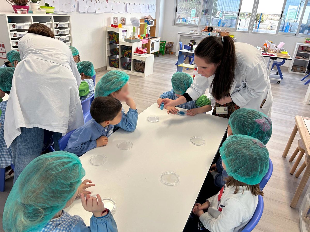 fihguv's tweet photo. 🔬 Con motivo del #DíaDeLaMujerYLaNiñaEnLaCiencia, nuestras compañeras Carla Sánchez y Sarai Tomás visitaron el Colegio Santa María Marianistas de Alboraya para acercar la ciencia a las aulas. 
Con experimentos de purpurina, el alumnado de 4 años aprendió a lavarse bien las manos https://t.co/pqm6gnOVRN