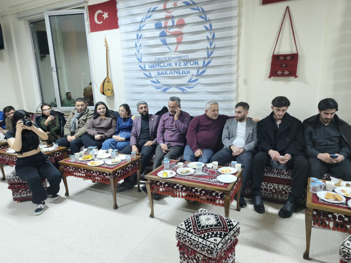 Eski kış gecelerinin vazgeçilmezi Herfene geleneği, Gümüşhane Gençlik Merkezi’nde gençlerle hayat buldu!
"Genç Ezgiler Bağlama Atölyesi" ile hem eğlendik hem de kültürel mirasımıza sahip çıktık. Türküler sustu, gönüller konuştu.

#Gümüşhane #Herfene #GençEzgiler #Geleneksel