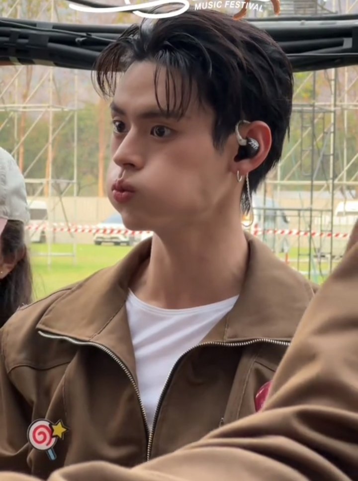 ลิงเผ่าไหนพองลมได้ด้วยยยย 🐒😗🥺

#PERSESไปนั่งเล่นกาญ
#NAY_PERSES #PERSES_TH