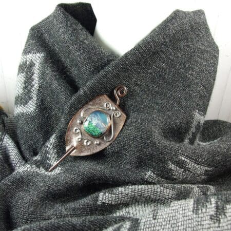 The perfect accessory to hold your shawl or scarf in place. The shawl pin will make a lovely gift idea, from <a href="/MaxinePring/">Max Pring</a> 

thebritishcrafthouse.co.uk/product/large-…
#CGArtisans #giftideas