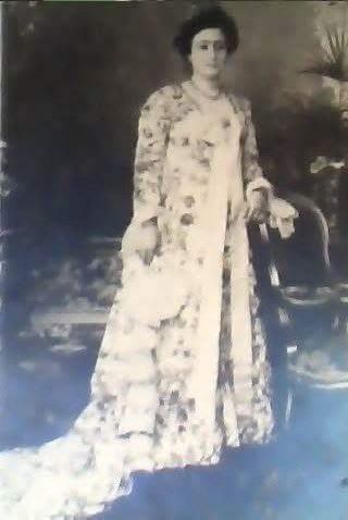 On this Valentine’s Day, I wanted to share this romantic Story of Sultan Imaduddin VI and his Egyptian queen Sharifa Hanim. 

“In the early 1900s, Sultan Imaduddin VI traveled to Hejaz for Hajj. During his journey to Hejaz, the Sultan stayed at a hotel in Egypt

1/5