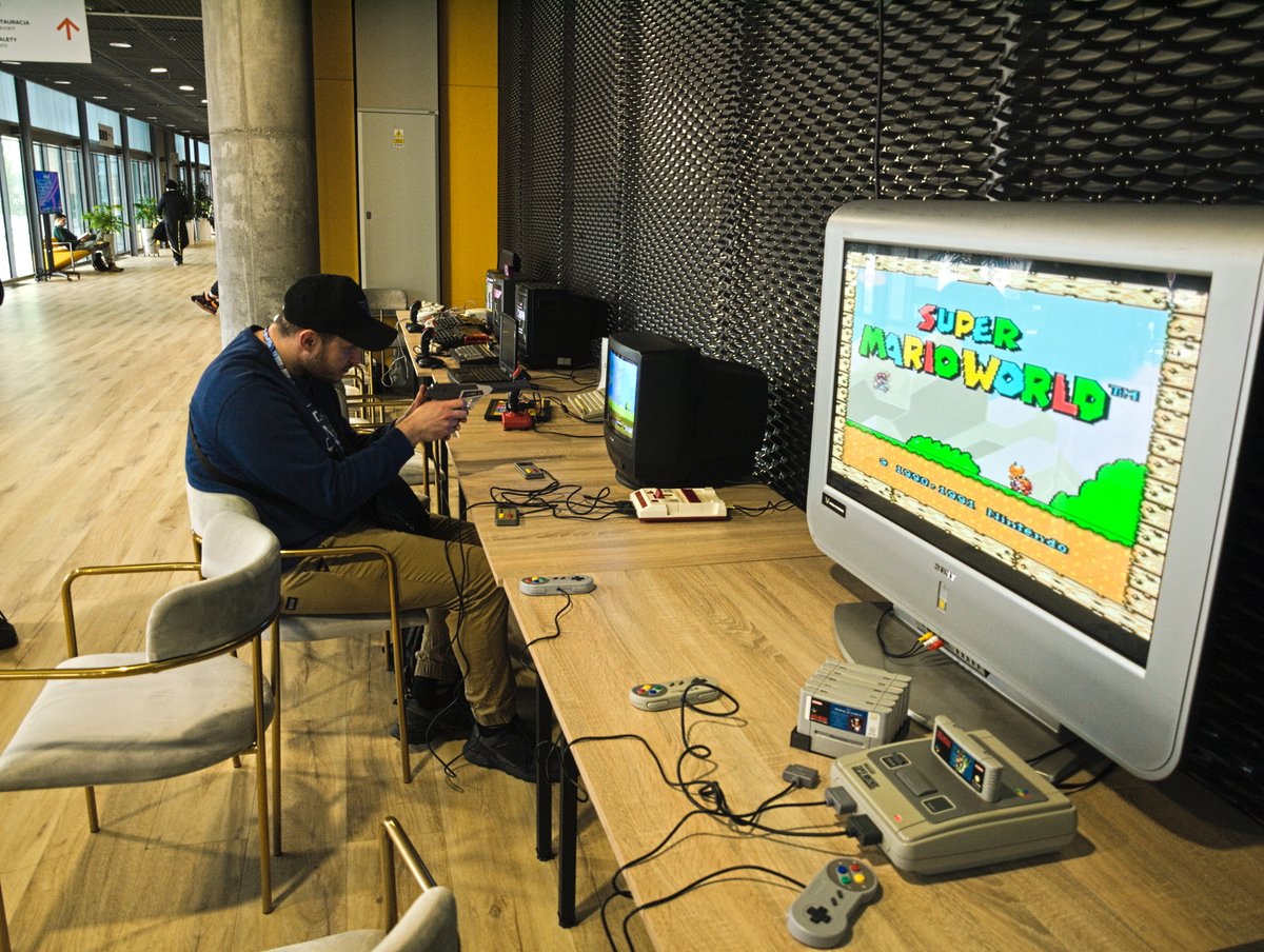 retrokomp's tweet photo. 👋 Serdecznie zapraszamy do Strefy Retro na Festiwalu Remcon 2026.

🕹 W tym roku mamy naprawdę masę ciekawego sprzętu. Do obejrzenia jest również legendarny komputer MERA 400.

🗺 Szukajcie nas na korytarzu centrum konferencyjnego na I piętrze. https://t.co/ZOMdjTrdY7