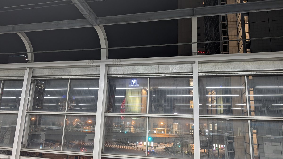 almore's tweet image. 桜木町止まりだった。めんどくせーな、もう。
仕方ないから、君の姿でも探して次の電車待つか。