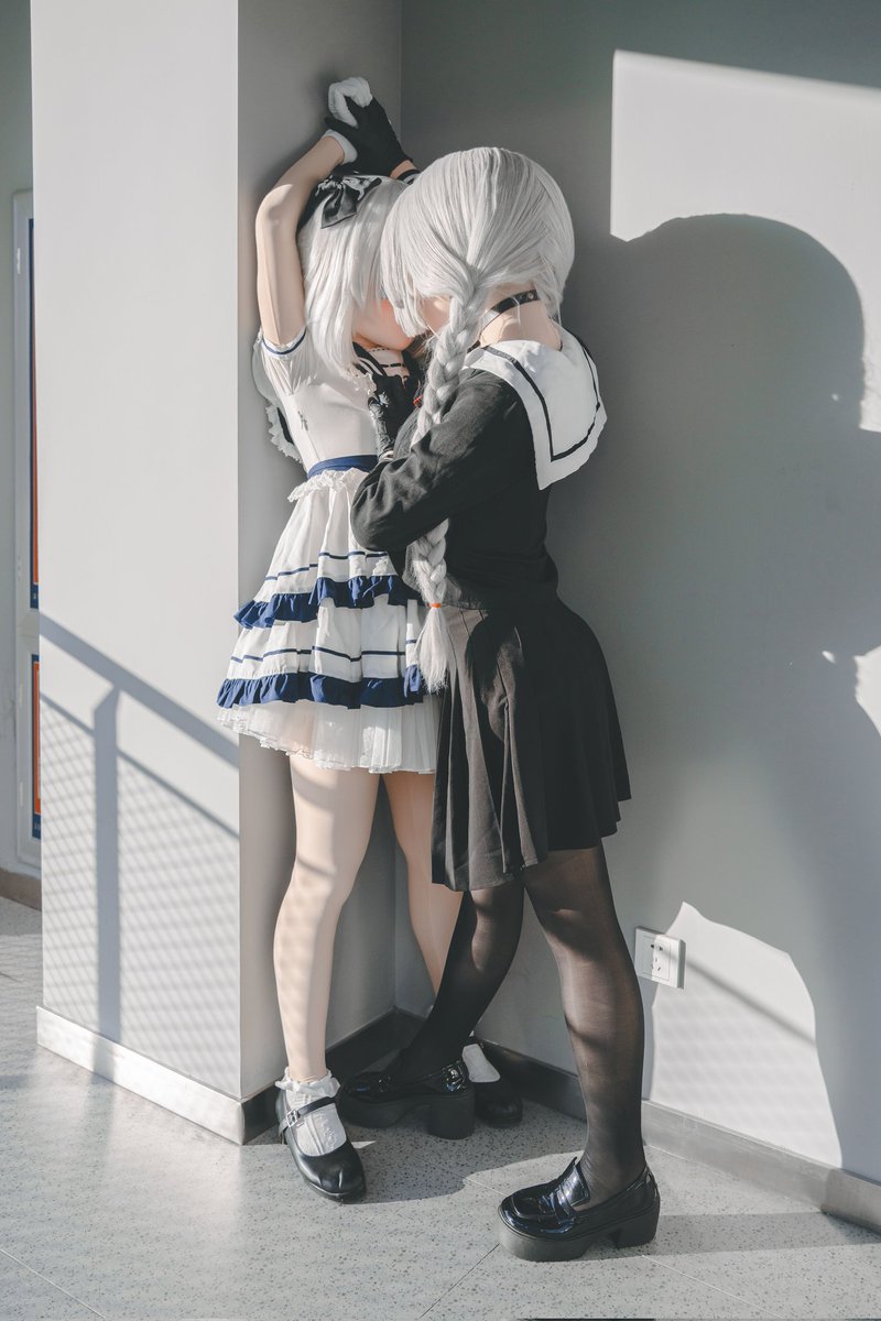 「学、学姐…这里会有人来的…」

她的朋友圈里，每张照片都有她的身影。她从不避讳对她的爱慕，唯独在这张照片的右下角挂上了锁。
阳光把影子叠在墙上，是只属于她们的、不能说的秘密。
—
她与她的朋友圈(∞/7)
🖤🎀&amp;🎨：<a href="/Cozy_Karako/">空壳Karako</a>
🤍🍬：<a href="/lizbaka/">lizbaka</a>
📸：<a href="/BurntArgon12138/">Burnt Argon</a>
#kigurumi #ValentinesDay