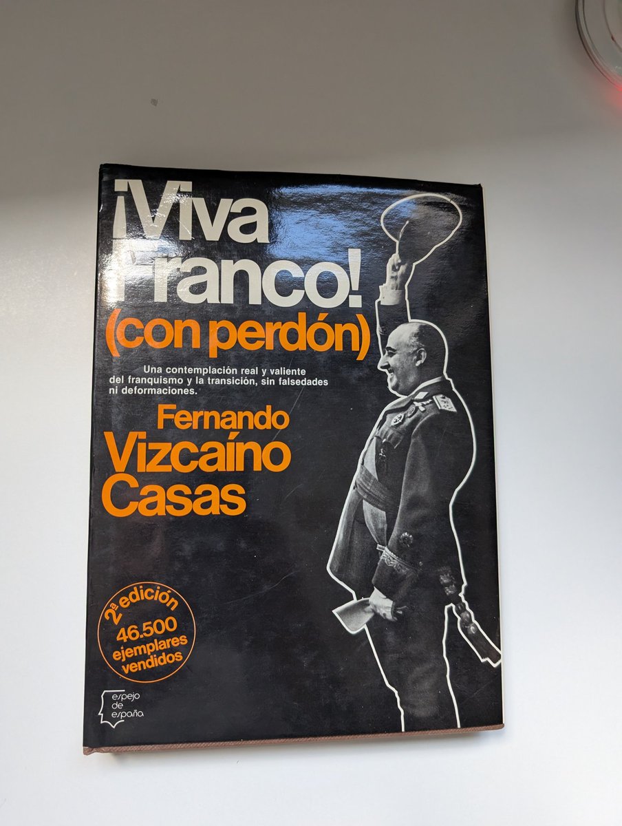 -¡Viva Franco!. -grita mi hija.
+No digas eso! -replico
-¿Por qué?
+Porque te puede oír cualquiera. ¿De dónde has sacado esas palabras?
-De tu libro
+Qué libro?

No me acordaba que me traje buena mierda de una tienda de segunda mano. Voy a darle una lectura a esto.