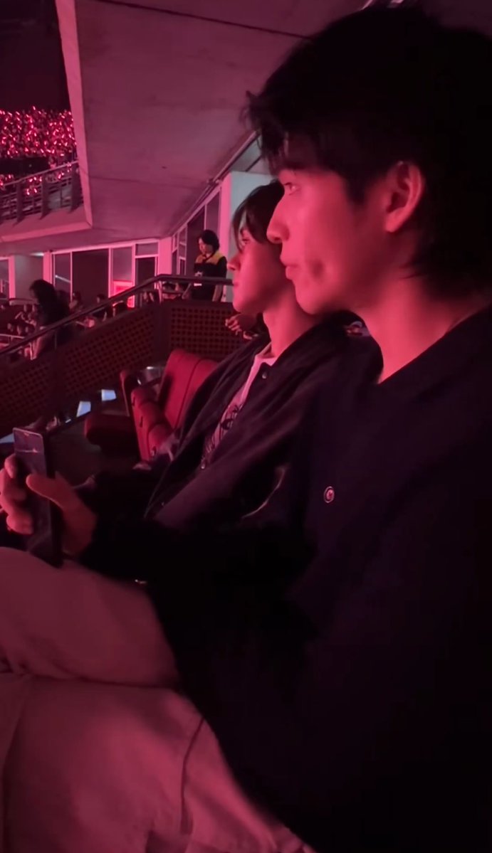 ผม                                    คู่ชิปผมที่นั่งดูคอนข้างกัน