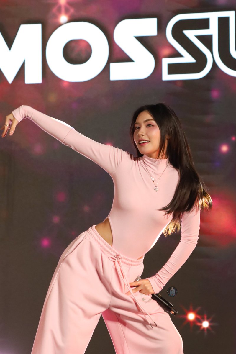Lookkaew on stage 🩷🔥

#UTCCDANCECONTESTxCOSMOSSUN
#lookkaewkamollak