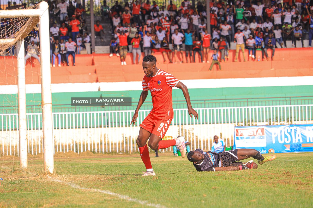 35' Goal! 1 - 0 

Batshi Assis with a debut goal giving  Glamour boys the lead against Posta Rangers at Wang'uru Stadium, Mwea 

#SakaSakatalanta #kangwanamedia #gogolaspoti #IpoSiku