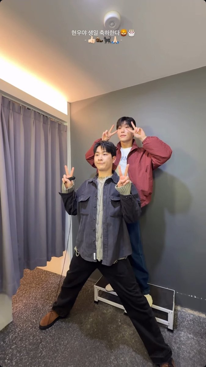 대형 자연스럽게 바꿔가면서 포즈 챡. 챡. 하는 게 넘 코엽잔아〰️〰️🤍