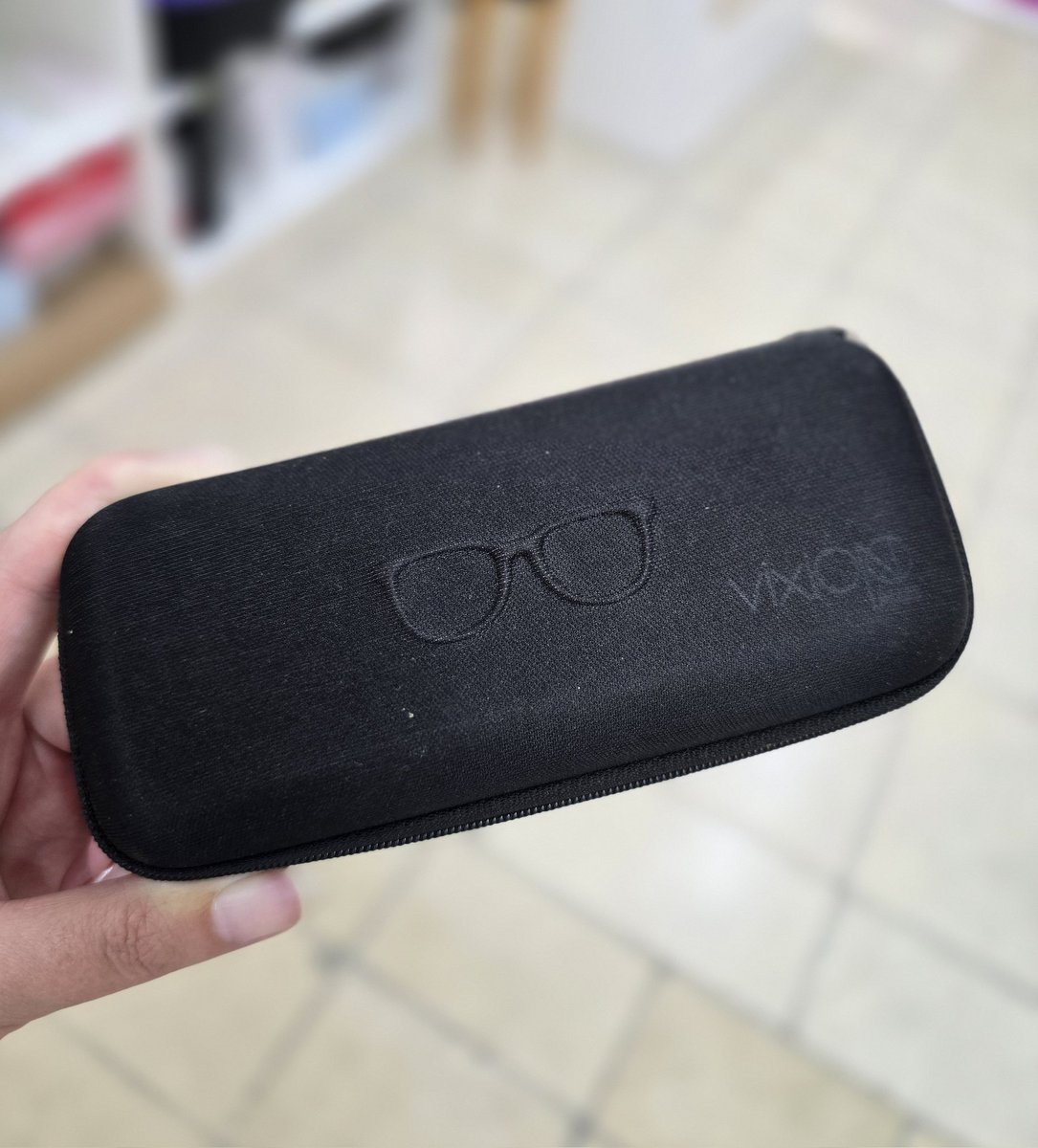 Encontré estos lentes sobre Juan B. Justo de Godoy Cruz (Bombal Sur). 

En el lugar dejé una nota, pero capaz hay más suerte por esta vía. ¿Me ayudan a difundir? #Mendoza