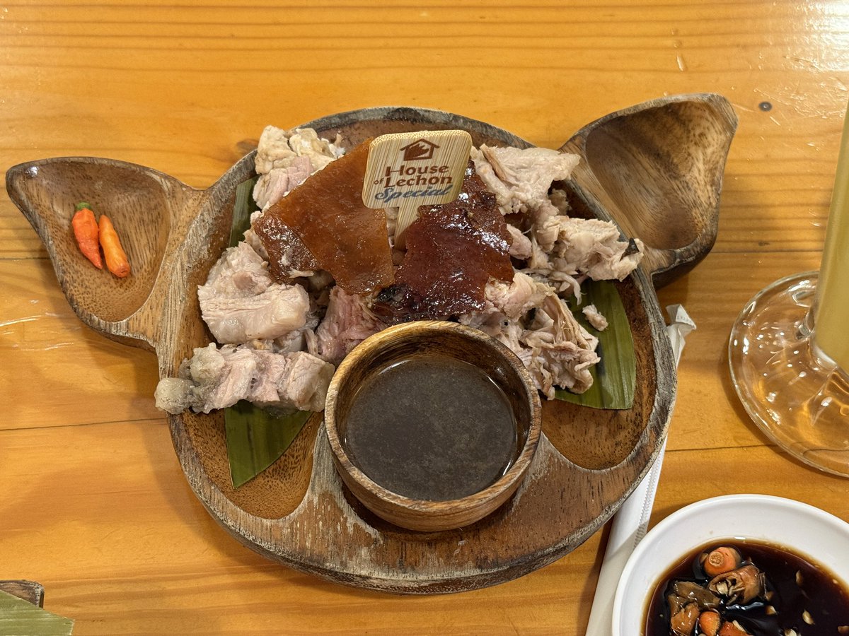 yukinko17271250's tweet photo. セブといえばレチョン!
ということで、お昼はHouse of Lechonで、夜はAYERSでレチョン食べました。
House of Lechonはマジで美味しいのでおすすめです!
#Cebu #lechon https://t.co/PlMCvPbOuH