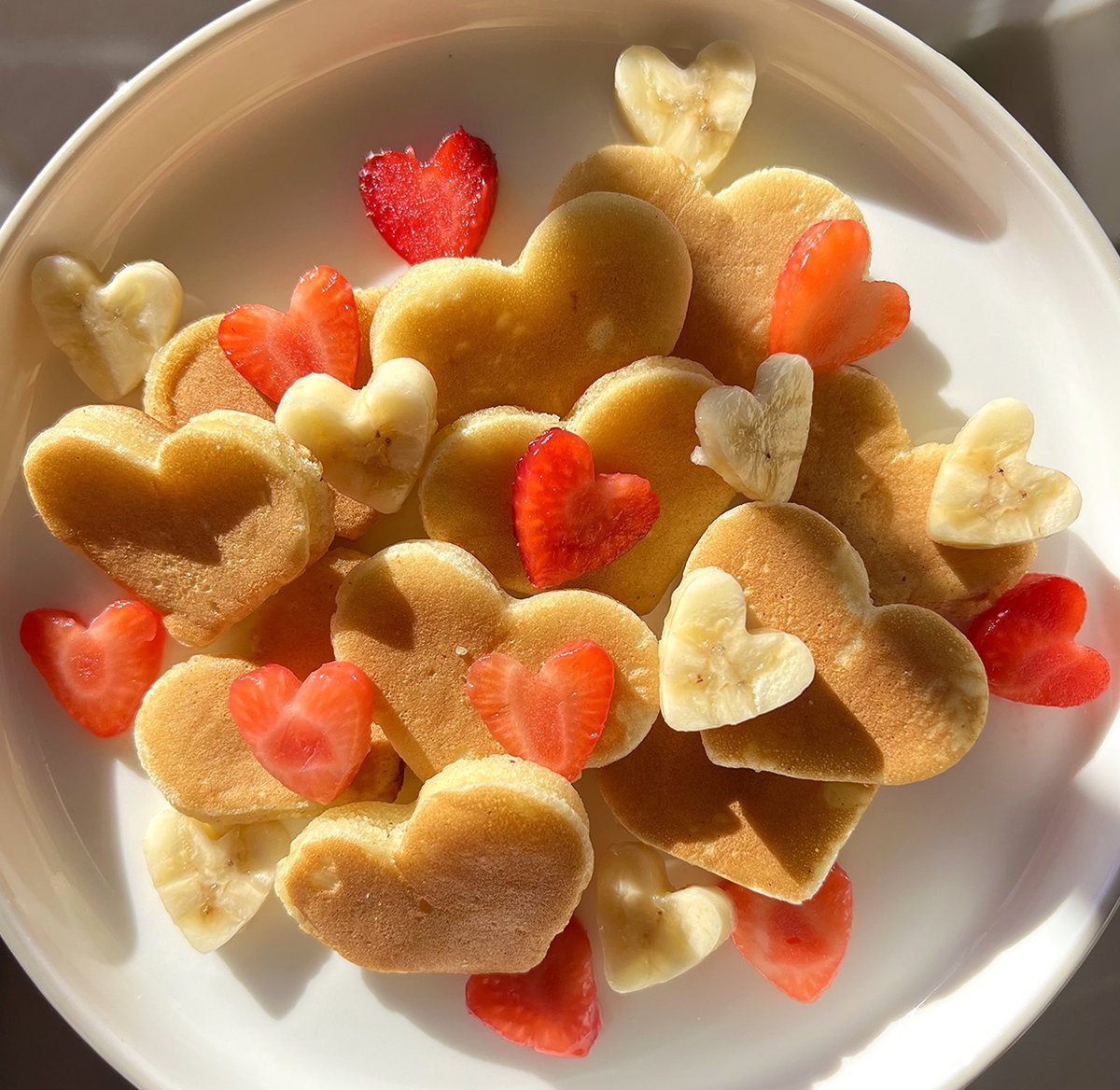 rznaras's tweet image. My niece said I’m the coolest because I made her heart shaped pancakes 🥹❤️