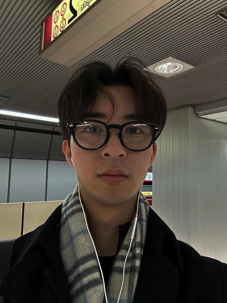 clareypilow's tweet photo. happy valentine days huweibomi❤️‍🩹 
that scarf oh.... i know bomi, you guys celebrate your relationship🥺❤️

#TheBoyfriendSeason2 #TheBoyfriendS2 #HuweiBomi 🦊🐧 https://t.co/iy1rTt2KwL
