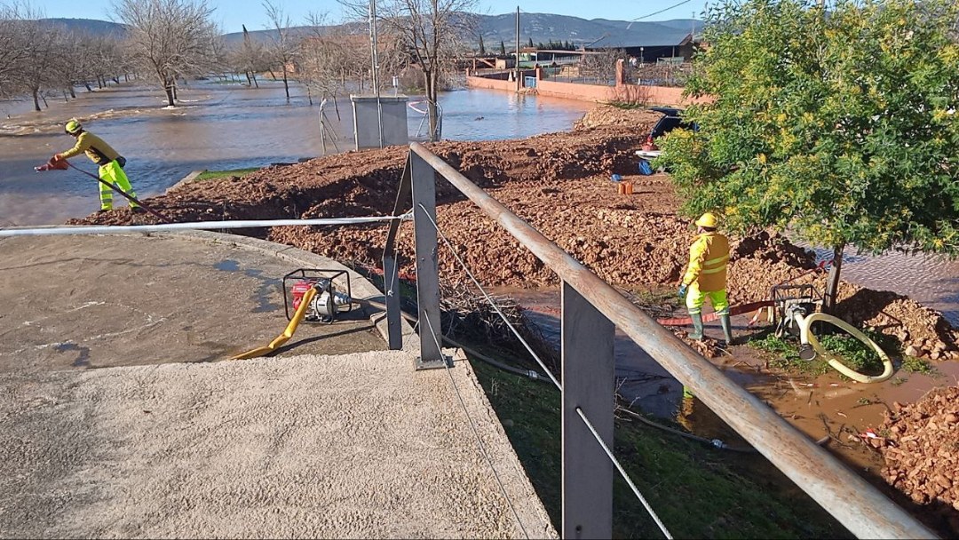 Plan_INFOCAM's tweet photo. #INFOCAM de @gobjccm seguimos desplegados en #ElRobledo, #CiudadReal, para hacer frente a las inundaciones junto a @112clm https://t.co/aEKbEqF24g