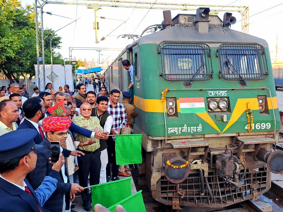 dausa_junction's tweet photo. 15715/16 किशनगंज अजमेर गरी�� नवाज एक्सप्रेस का बांदीकुई जंक्शन पर ठहराव का शुभारंभ 🎉🎉 https://t.co/Jl2KrlO34C