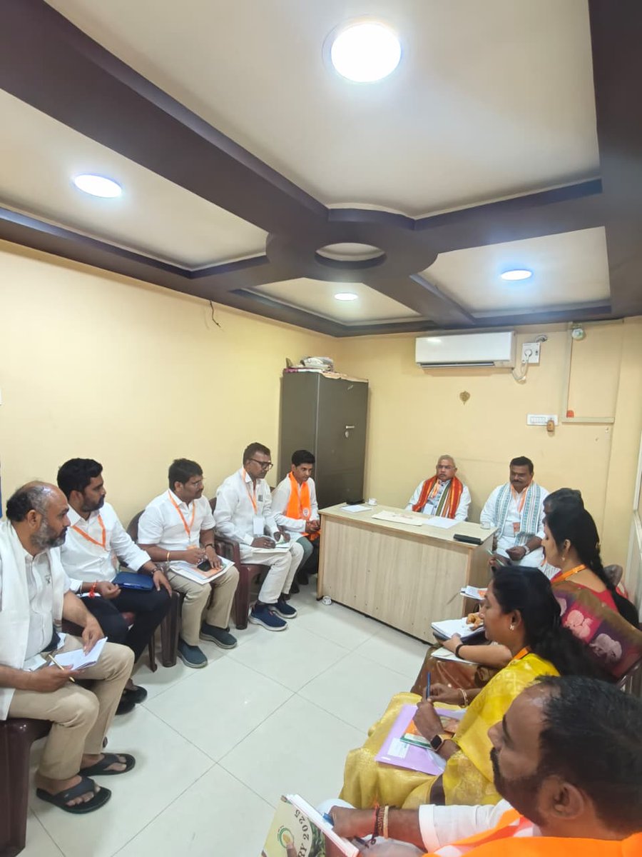 పోలింగ్ బూత్ స్థాయి నుండి జాతీయ స్థాయి వరకు ప్రతి కార్యకర్తకు ప్రశిక్షణ అందించే అతి పెద్ద రాజకీయ ప్రశిక్షణ కార్యక్రమం – పండిట్ దీన్ దయాళ్ ఉపాధ్యాయ ప్రశిక్షణ మహాభియాన్-2026 యొక్క రాష్ట్ర స్థాయి కార్యశాలను నిన్న బిజెపి రాష్ట్ర అధ్యక్షులు శ్రీ  <a href="/MadhavBJP/">PVN Madhav (Modi Ka Parivar)</a>  గారు,జాతీయ సహ సంఘటనా