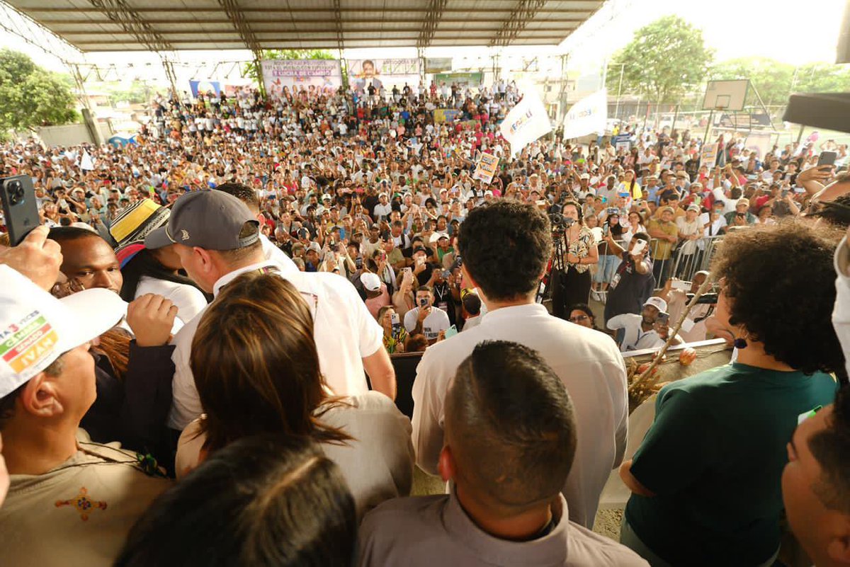 Mi discurso ayer en Apartadó: 

SOLIDARIDAD Y APOYO A LAS POBLACIONES DAMNIFICADAS Y MOVILIZACIÓN PARA DEFENDER EL SALARIO VITAL

youtu.be/LoWFNClSg2I
