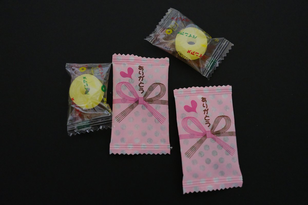bea_kichi's tweet photo. バレンタインデー、意外にも１３時のおさんぽまでは、比較的落ち着いた感じだった展望台。
２個持ち。重いのにありがとう。
カラン カラ～ン。キーワードラリーのガラガラ抽選、当ったりー おめでとう。盛り上げに一役。
でも、べあちゃんは参加賞。
チョコとパインアメ、いただきました。ありがとう！ https://t.co/02L2Ms4aum