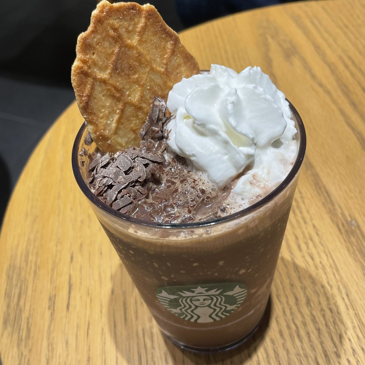 テオブロマ/ガトーショコラ
バレンタインデーの今日は迷わずこの香りで🍫✨チョコ感をしっかり味わえる甘くて幸せな香り。日中に付けてたマンゴーの香り(ジャスミンフリーク)と合わさってとても美味しそうな香りになった😋スタバも行ってきた。思ってたよりあっさりしてて飲みやすかった。
#今日の香水
