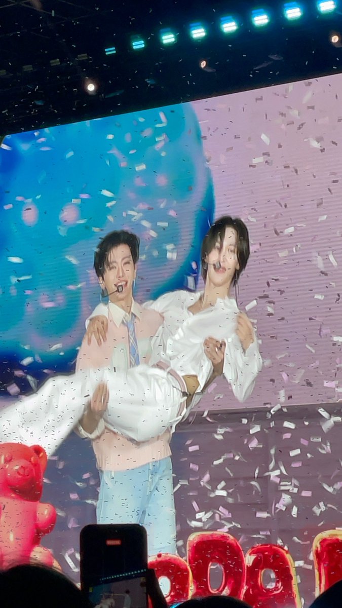 Lᵒᵛᵉᵧₒᵤ◡̈ #.   *°♡ 
(*´˘`*)♡.｡❁*.    กรี๊ดดดด

#SMTOWNLIVE2025_26_BANGKOK