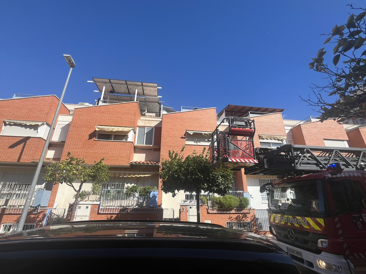 Se ruega evitar el paso por la Calle Rafael Alberti. En estos momentos 14:50 horas bomberos trabaja en una vivienda que ha visto sus placas solares perjudicadas por el viento. Están trabajando en asegurar la zona. Gracias a todos